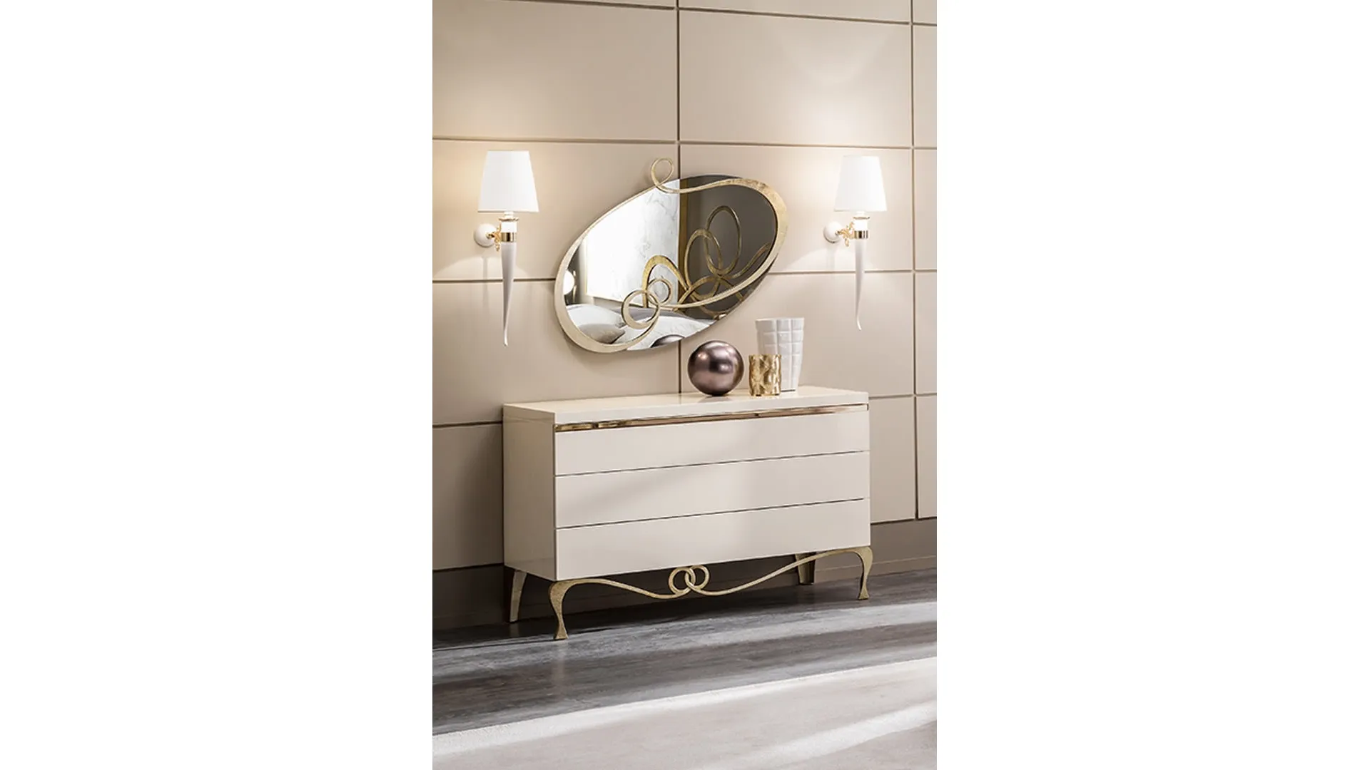Specchio classico ovale con cornice in ferro battuto e decorato J'Adore di Cantori