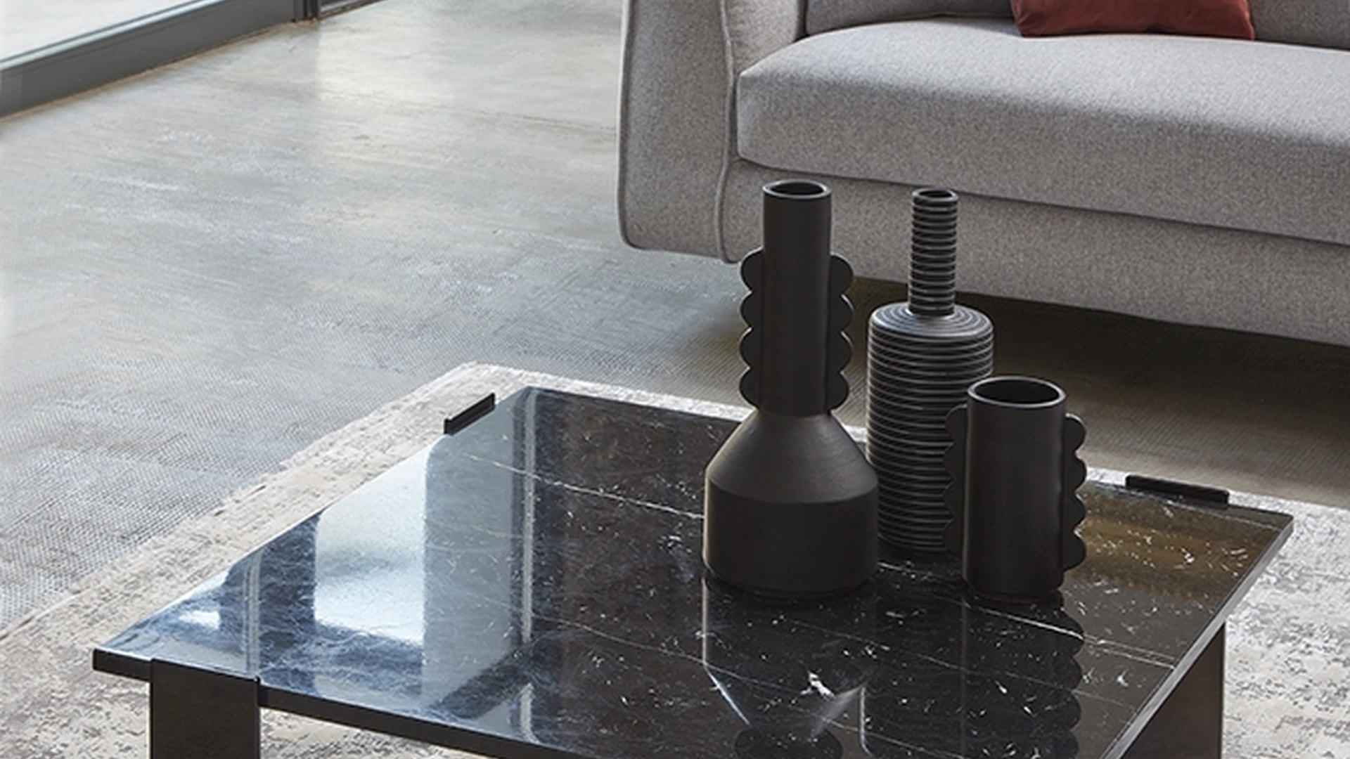 Tavolino Melbourne con top in marmo di Rosini Divani