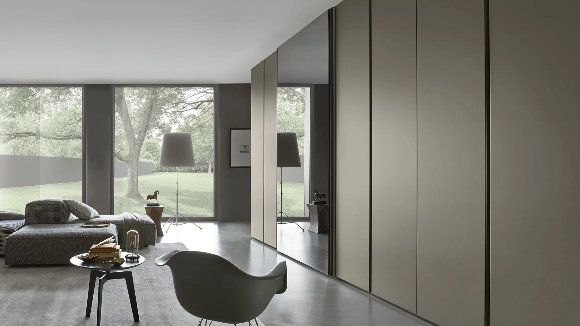 Armadio Breccia Visone ad ante battenti con anta a specchio scorrevole di Sangiacomo