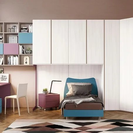 Cameretta a ponte Teens 02 con cabina angolare in finitura frassino bianco e libreria sospesa di Foresi Mobili
