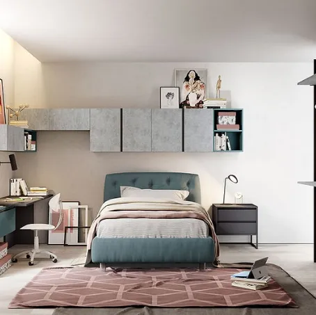 Cameretta componibile Teens 05 in melaminico effetto cemento con letto in velluto con testiera trapuntata di Foresi Mobili