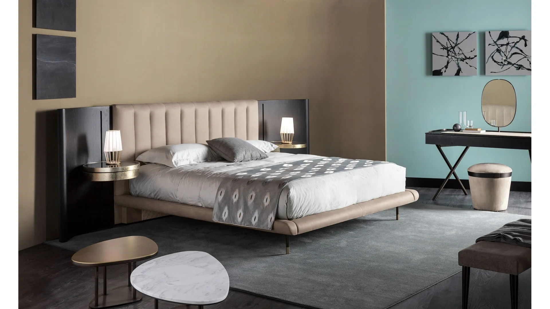 Letto con testiera in legno e pelle Mirage di Cantori