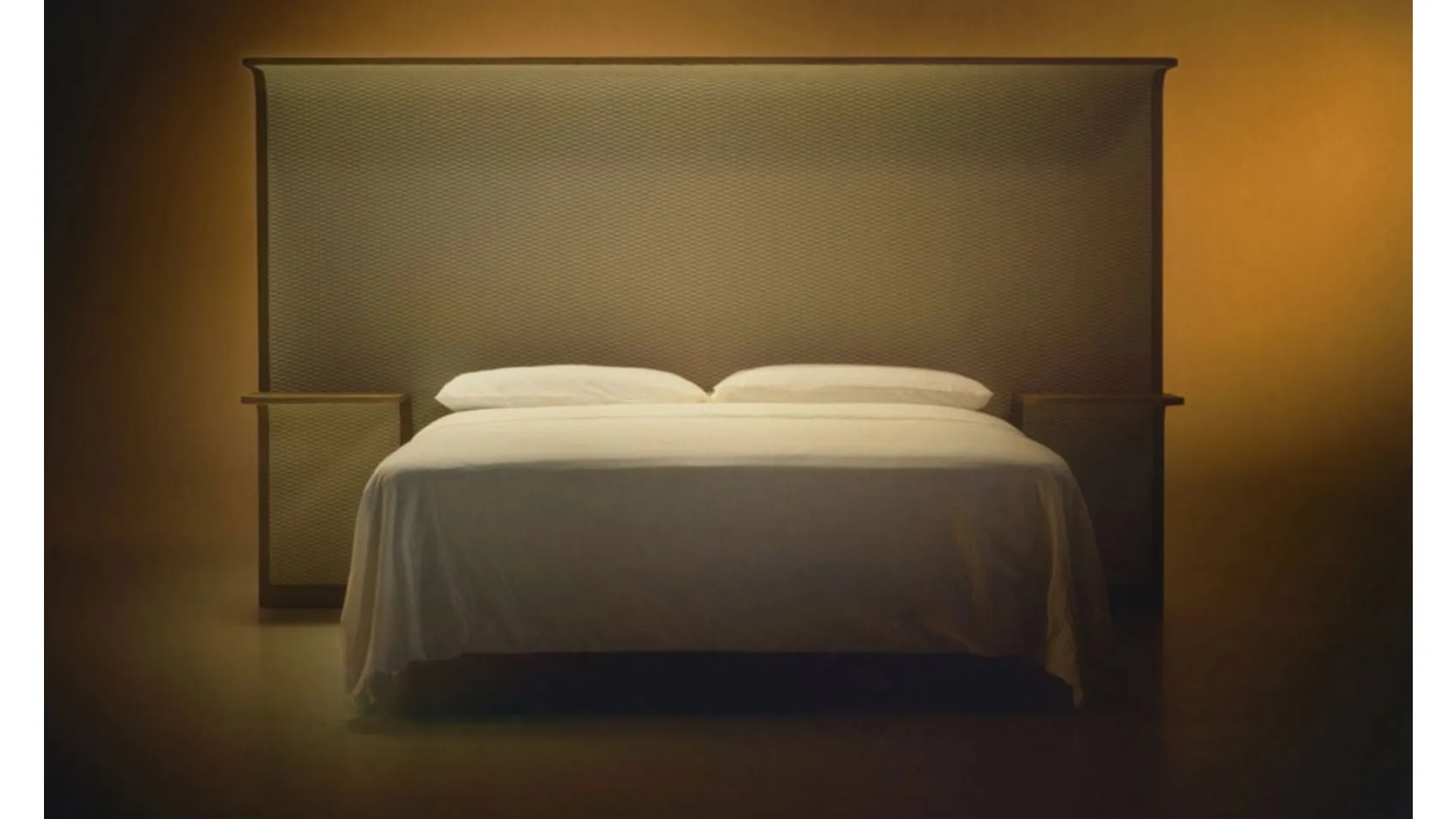 Letto Courtoisie con testiera in legno e tessuto di Bolzan Letti