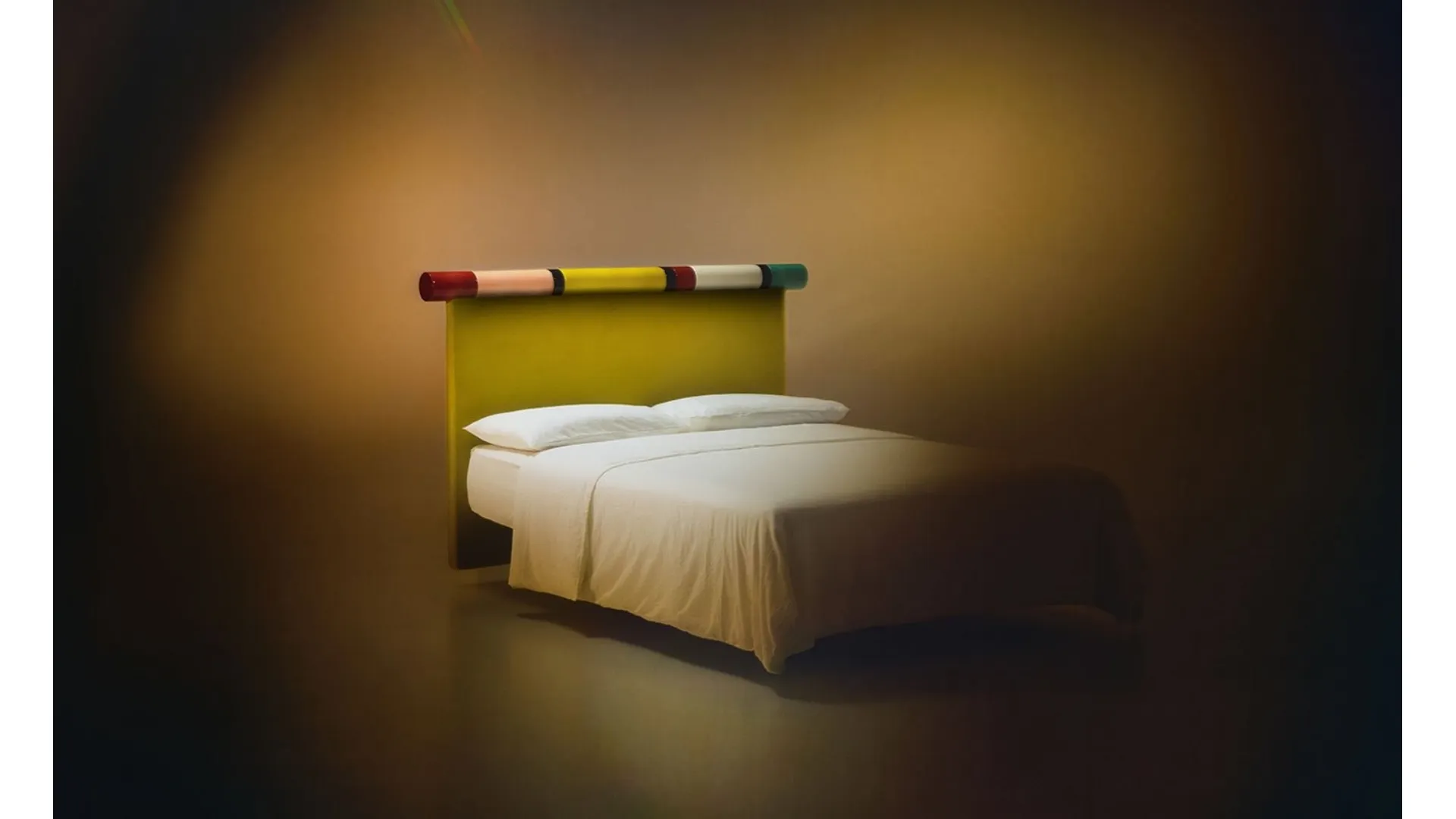 Letto Rosary con testiera in tessuto e laccato lucido di Bolzan Letti