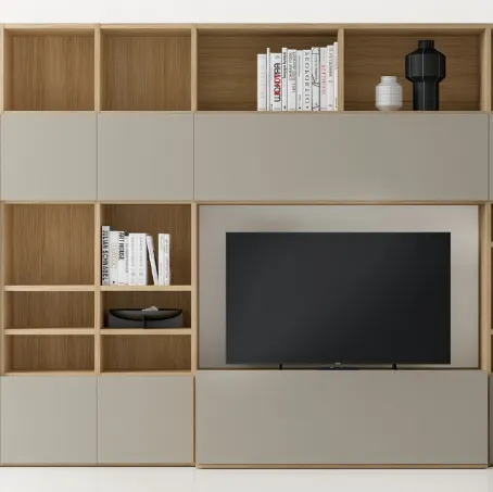 Libreria in laccato opaco e finitura Matwood Honey con vano porta TV Composizione PTG319 di SantaLucia