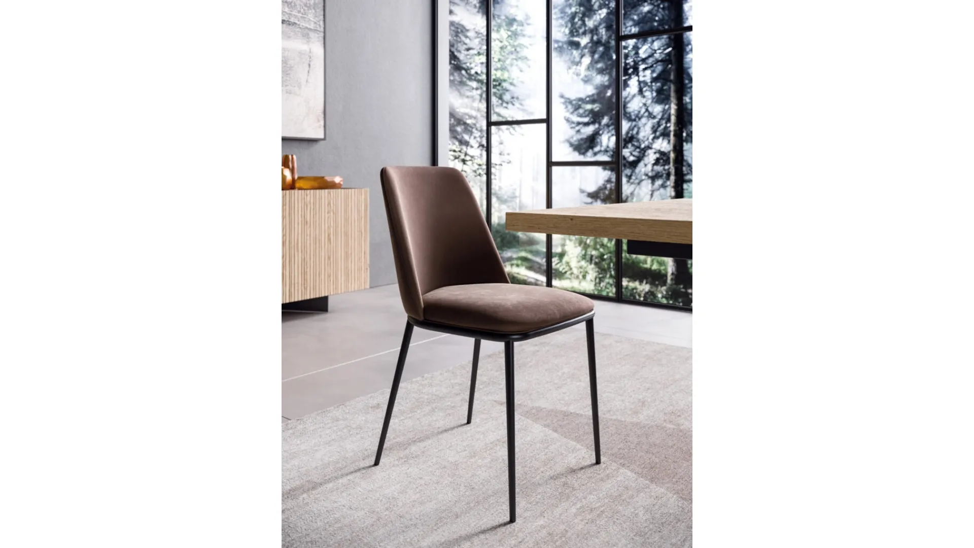 Sedia Nesty2 in velluto con gambe in metallo di FGF Mobili