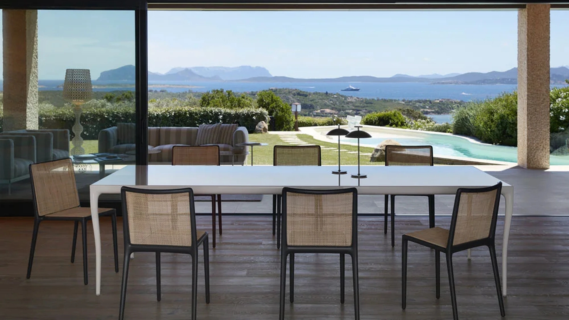 Tavolo Albert in gres porcellanato lucido di Kartell