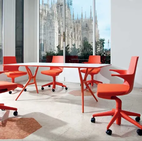 Tavolo Spoon con top in laminato e base in polipropilene di Kartell
