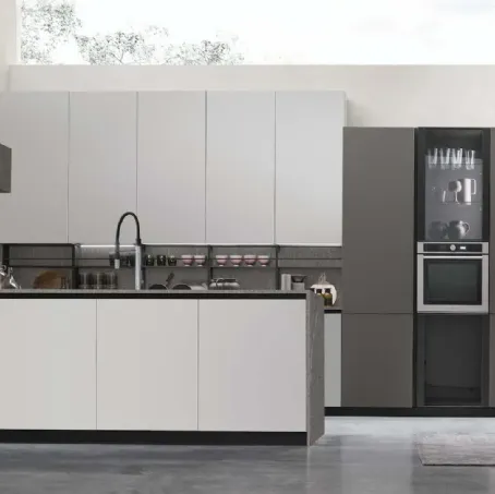 Basi e pensili in Pet Nebbia opaco. Colonne in Pet Canna di fucile opaco. Top, schienale e pensile materico Piasentina scura. 